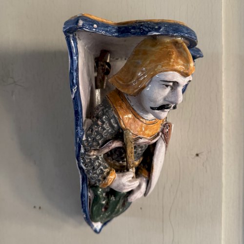 Encoignure en faïence de Malicorne représentant un chevalier XIXe M3618