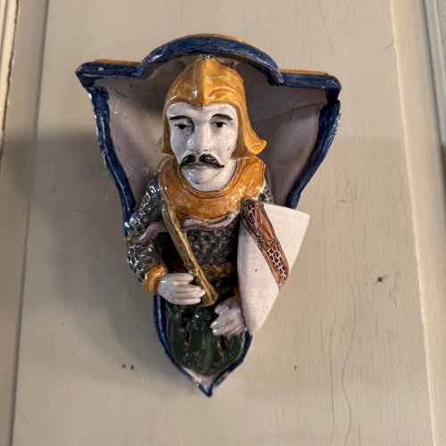 Encoignure en faïence de Malicorne représentant un chevalier XIXe M3618
