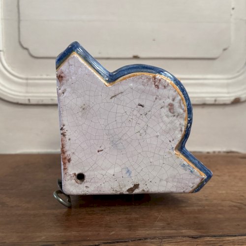 Encoignure en faïence de Malicorne représentant un chevalier XIXe M3618