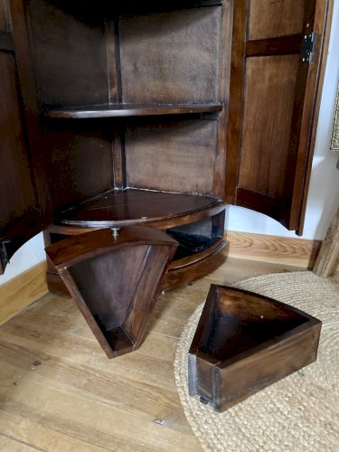 Encoignure galbée en bois