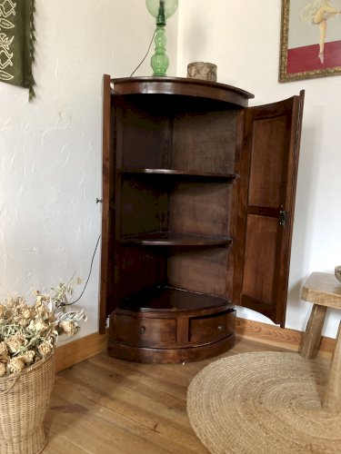 Encoignure galbée en bois