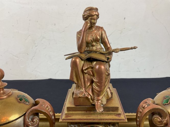 Encrier bronze guilloché personnages XIXème