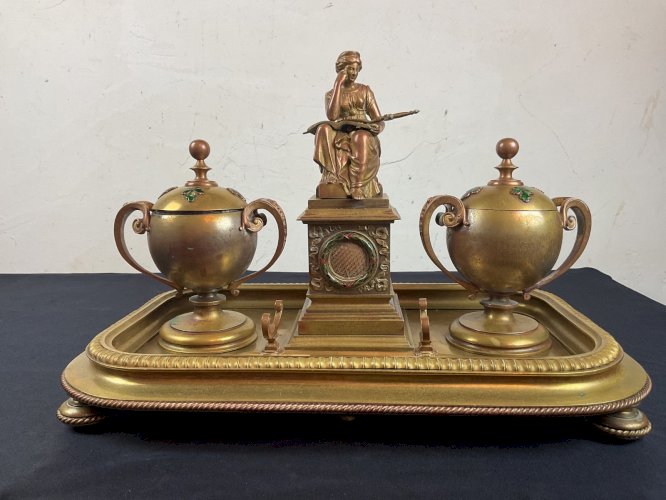 Encrier bronze guilloché personnages XIXème