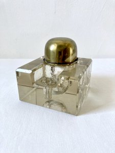 Encrier de bureau à réservoir en verre taillé biseauté et laiton, vers 1900