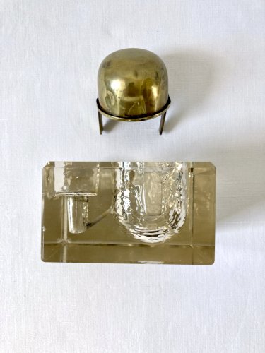 Encrier de bureau à réservoir en verre taillé biseauté et laiton, vers 1900
