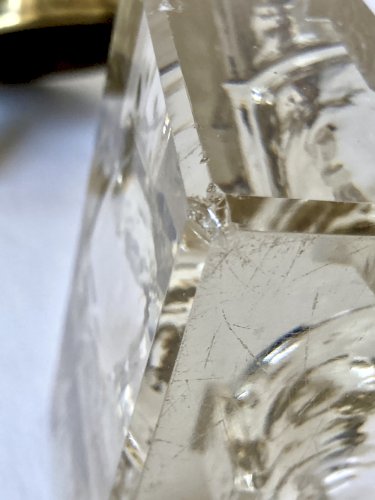 Encrier de bureau à réservoir en verre taillé biseauté et laiton, vers 1900