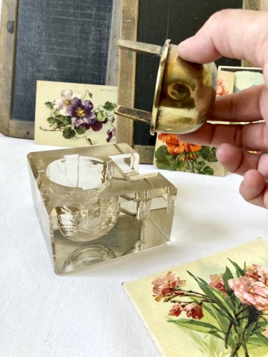 Encrier de bureau à réservoir en verre taillé biseauté et laiton, vers 1900