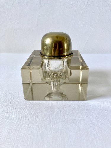 Encrier de bureau à réservoir en verre taillé biseauté et laiton, vers 1900