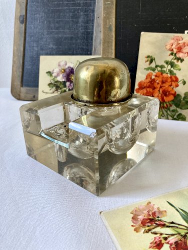 Encrier de bureau à réservoir en verre taillé biseauté et laiton, vers 1900