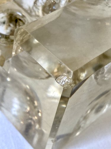 Encrier de bureau à réservoir en verre taillé biseauté et laiton, vers 1900