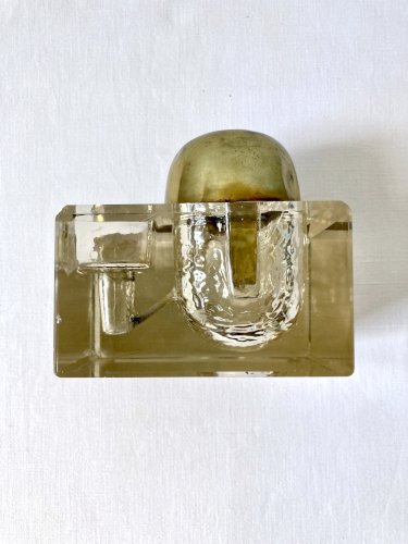 Encrier de bureau à réservoir en verre taillé biseauté et laiton, vers 1900