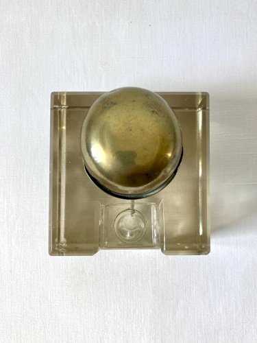 Encrier de bureau à réservoir en verre taillé biseauté et laiton, vers 1900