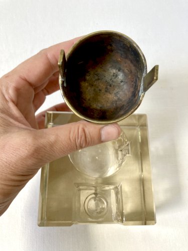 Encrier de bureau à réservoir en verre taillé biseauté et laiton, vers 1900