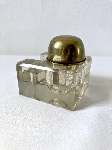 Encrier de bureau à réservoir en verre taillé biseauté et laiton, vers 1900
