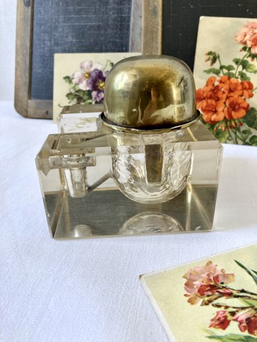 Encrier de bureau à réservoir en verre taillé biseauté et laiton, vers 1900