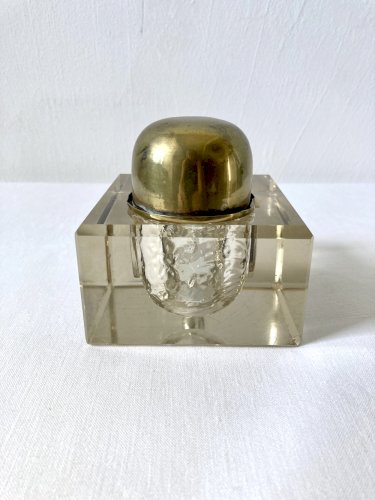 Encrier de bureau à réservoir en verre taillé biseauté et laiton, vers 1900