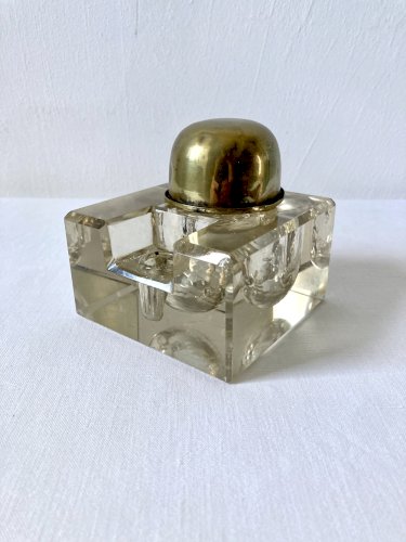 Encrier de bureau à réservoir en verre taillé biseauté et laiton, vers 1900