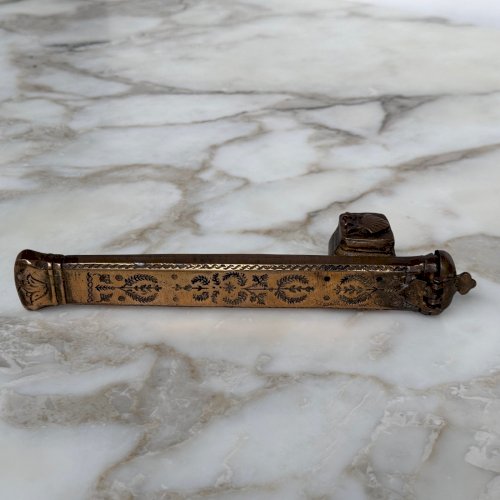 Encrier de voyage en bronze finement gravé XIXe Moyen-Orient  M4007