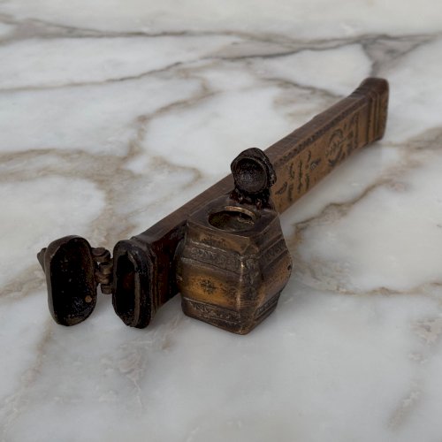 Encrier de voyage en bronze finement gravé XIXe Moyen-Orient  M4007