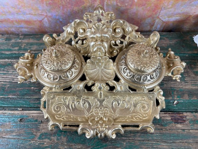 Encrier double rococo en laiton doré – France XIXe – Accessoire d’écriture