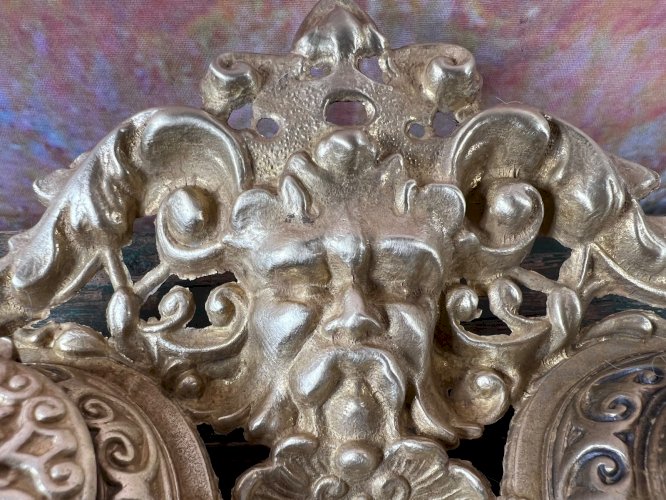 Encrier double rococo en laiton doré – France XIXe – Accessoire d’écriture