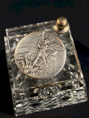 Encrier en cristal taillé rehaussé médaillon métal argenté Archange Saint Michel