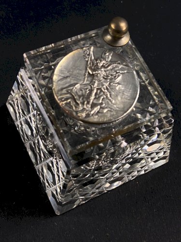 Encrier en cristal taillé rehaussé médaillon métal argenté Archange Saint Michel