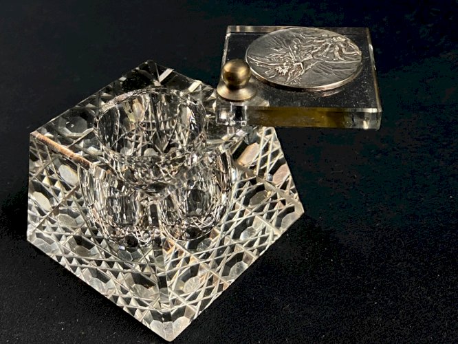 Encrier en cristal taillé rehaussé médaillon métal argenté Archange Saint Michel