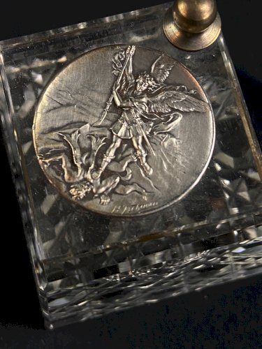 Encrier en cristal taillé rehaussé médaillon métal argenté Archange Saint Michel