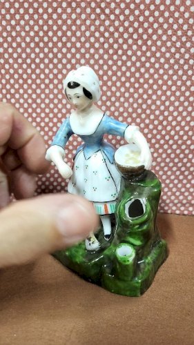 ENCRIER EN PORCELAINE DE PARIS SUJET LA BASSE COUR