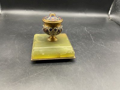 ENCRIER-PORTE PLUME, BRONZE ET ONYX, EMAUX CLOISONNES, XIXeme