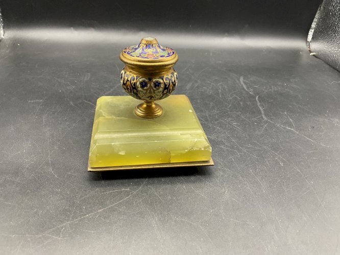 ENCRIER-PORTE PLUME, BRONZE ET ONYX, EMAUX CLOISONNES, XIXeme