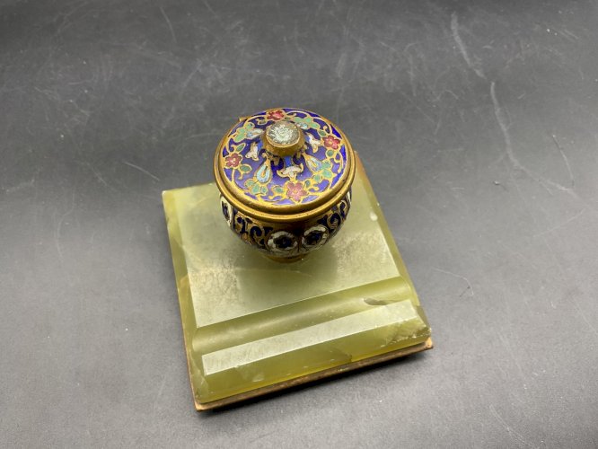 ENCRIER-PORTE PLUME, BRONZE ET ONYX, EMAUX CLOISONNES, XIXeme