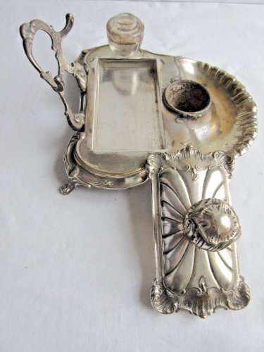 Encrier style Louis XV, métal argenté avec buvard et verrine à encre
