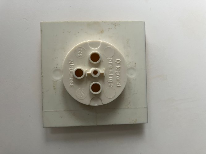 Enjoliveur Prise 2 P +T Legrand Chambord Prestige occasion (sans la vis)