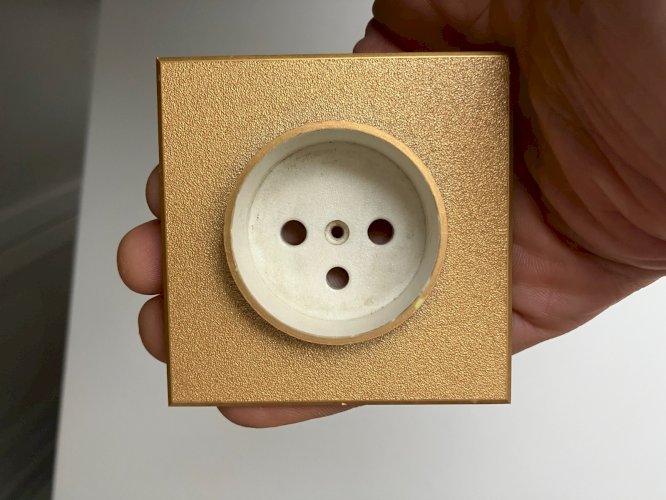 Enjoliveur Prise 2 P +T Legrand Chambord Prestige occasion (sans la vis)