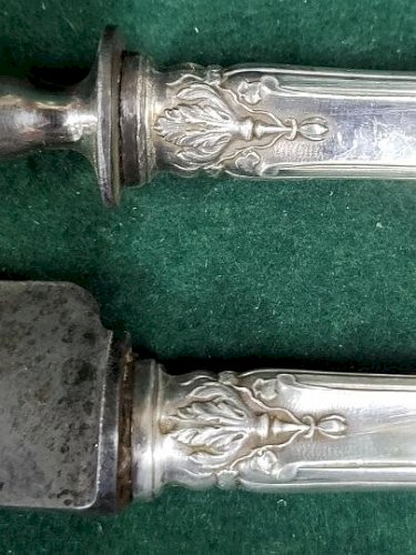 ENSEMBLE A DECOUPER LE GIGOT EN ARGENT FOURRE POINCON MINERVE MONOGRAMME ML