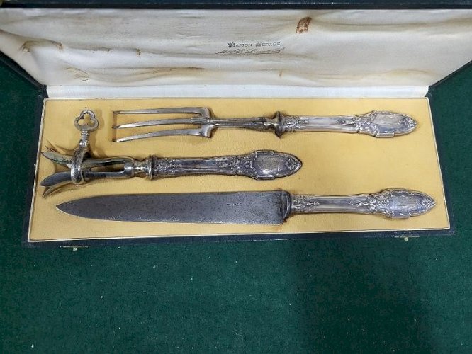 ENSEMBLE A DECOUPER LE GIGOT EN ARGENT FOURRE POINCON MINERVE MONOGRAMME ML