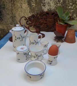 Ensemble ancien de porcelaine de Mehun pour le grand dépôt Émile Bourgeois