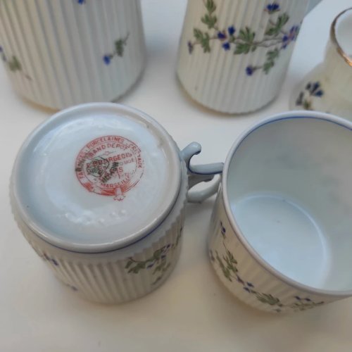 Ensemble ancien de porcelaine de Mehun pour le grand dépôt Émile Bourgeois