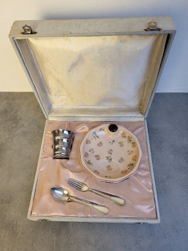 ENSEMBLE BEBE ASSIETTE BOUILLOTE TIMBALE FOURCHETTE PTE CUILLERE METAL ARGENTE