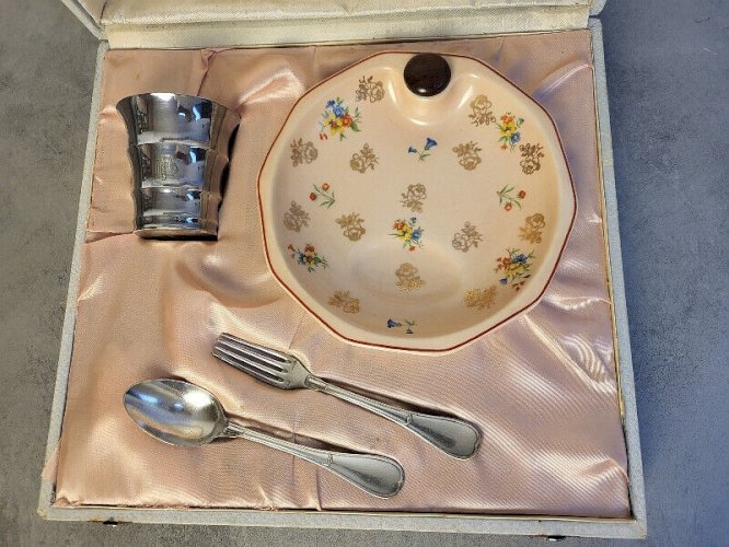 ENSEMBLE BEBE ASSIETTE BOUILLOTE TIMBALE FOURCHETTE PTE CUILLERE METAL ARGENTE