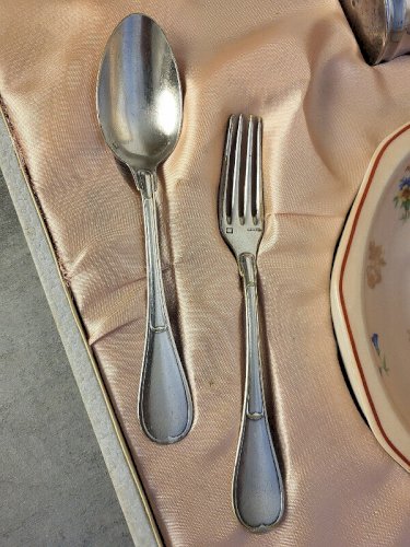 ENSEMBLE BEBE ASSIETTE BOUILLOTE TIMBALE FOURCHETTE PTE CUILLERE METAL ARGENTE