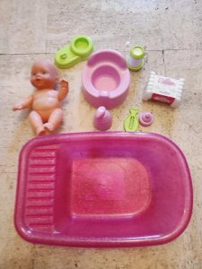 ensemble bebe avec baignoire et plusieurs accessoires en bon etat