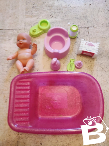 ensemble bebe avec baignoire et plusieurs accessoires en bon etat