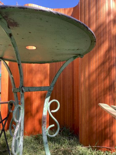 Ensemble bistrot ancien fer forgé – table années 30 et chaises pliantes