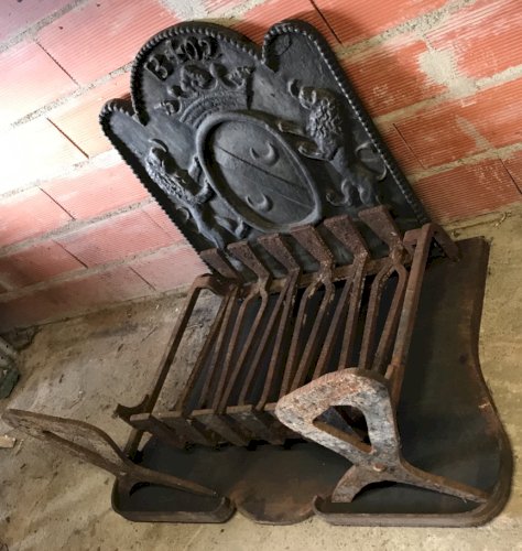 Ensemble cheminée plaque fonte, porte-bûches, ...
