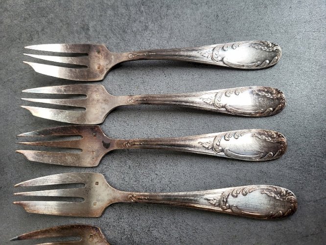 ENSEMBLE DE 12 FOURCHETTES A DESSERT OU HORS D'OEUVRE OU HUITRES+PELLE + LOUCHE