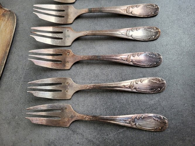 ENSEMBLE DE 12 FOURCHETTES A DESSERT OU HORS D'OEUVRE OU HUITRES+PELLE + LOUCHE