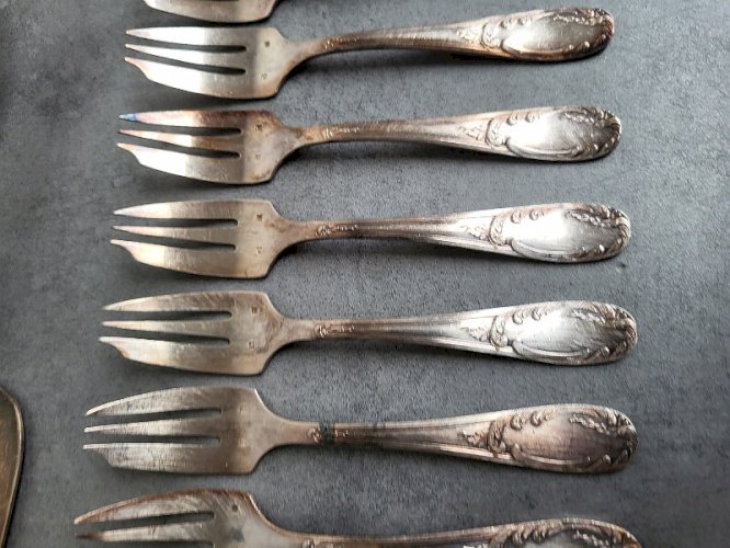 ENSEMBLE DE 12 FOURCHETTES A DESSERT OU HORS D'OEUVRE OU HUITRES+PELLE + LOUCHE